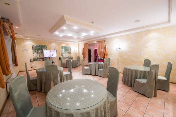 Бар с бильярдной комнатой