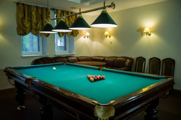 Бар с бильярдной комнатой