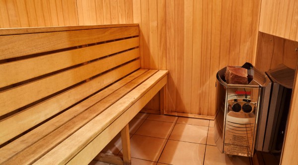 Коттедж "Графский" с темным интерьером