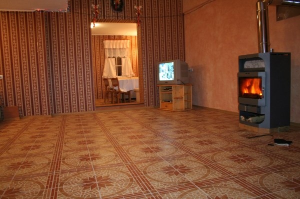 Средний дом, комната с ТВ и камином