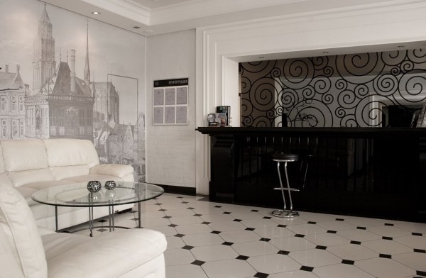 Отель "Летучая мышь", холл