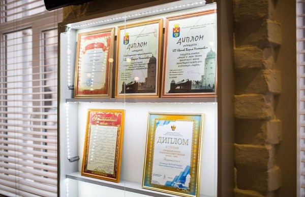 Отель "Летучая мышь", холл