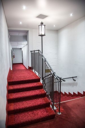 Отель "Летучая мышь", лестница