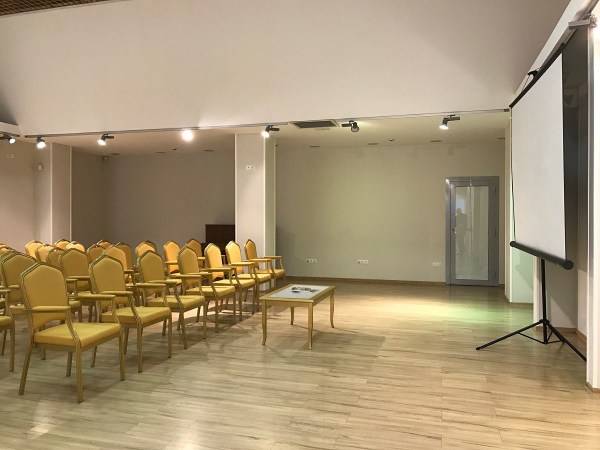 Средний конференц-зал