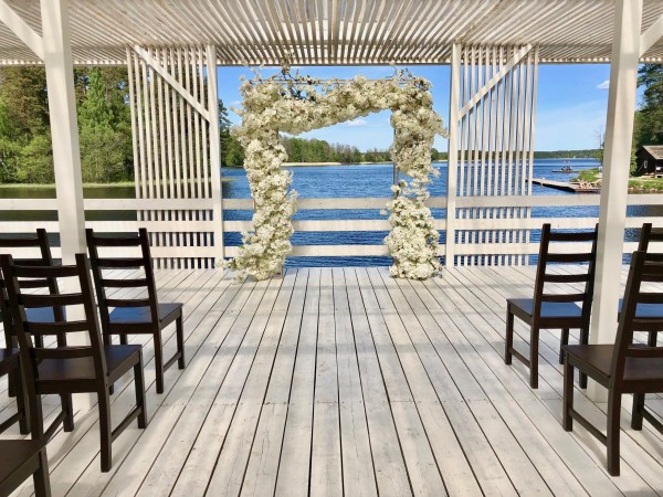 беседка на берегу озера