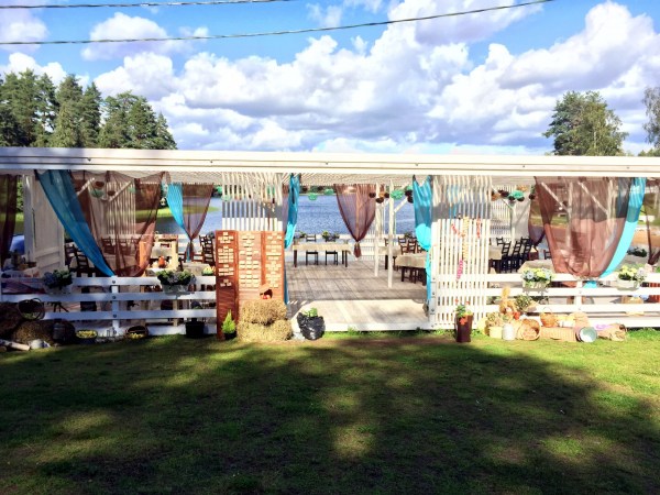 беседка на берегу озера