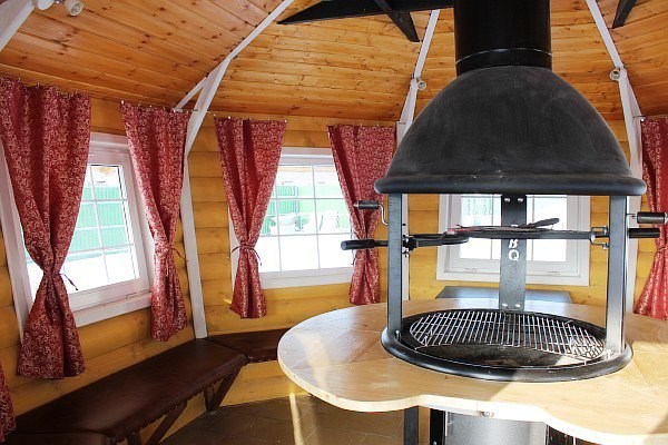 закрытая мангальная беседка