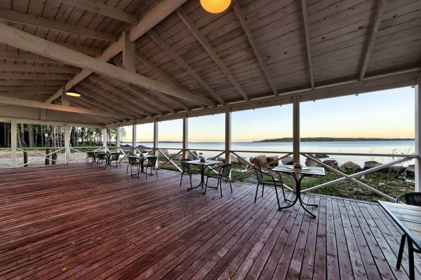 беседка на берегу