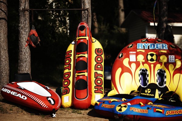 катание нак ватрушках и банане