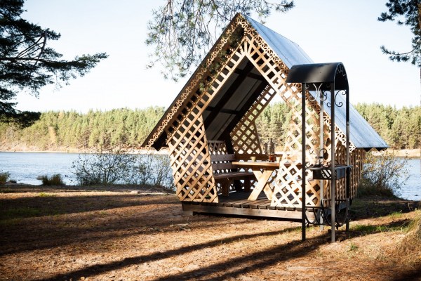 беседка на берегу