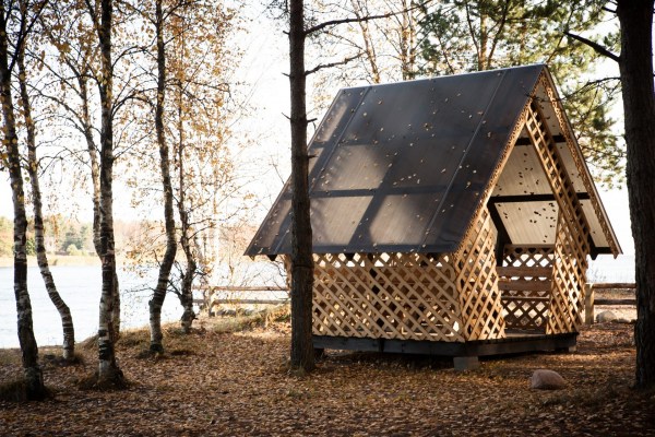 беседка на берегу