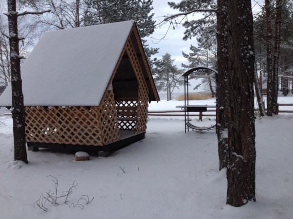 беседка на берегу