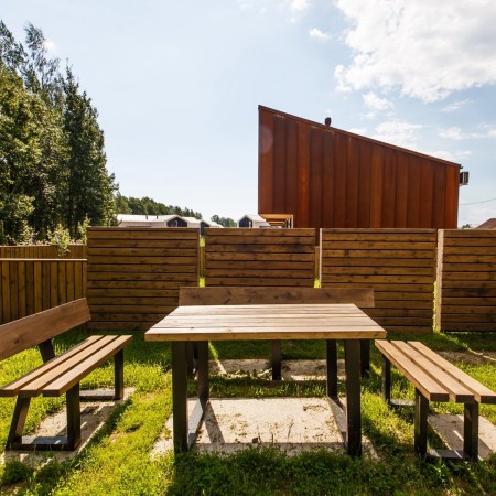 Территория возле с таунхаусом