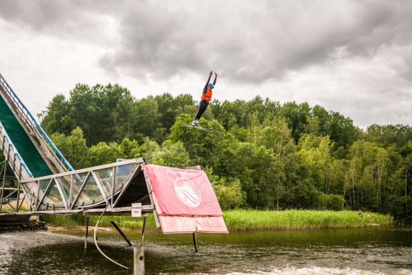водные лыжи с трамплином